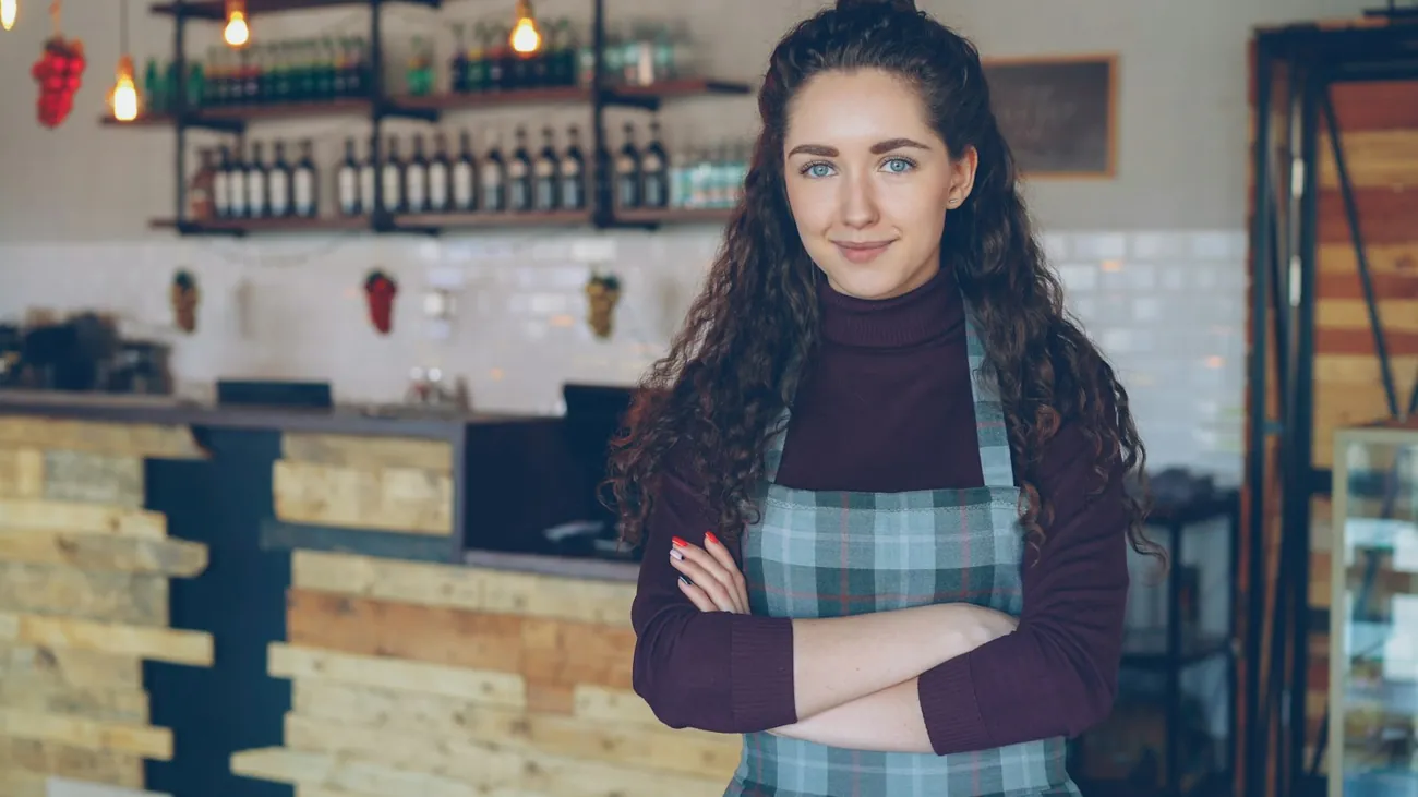 Dueña sonriente en su cafetería